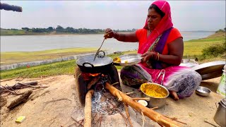 एक माताजी ने मां नर्मदा जी के तट पर प्रेम भाव से कढ़ी चावल व टिक्कड़ बनाकर खिलाएं।