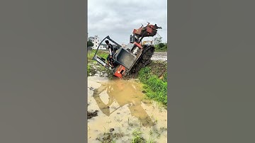 Xem anh lái máy cày xuống bờ ruộng siêu khéo léo