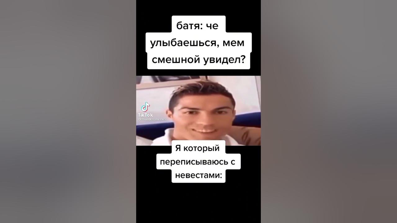 Ты че улыбаешься. Ты че улыбаешься. Улыбнитесь а то сидите такие серьезные. Наклейка на авто "улыбнись". Чё ты такой серьёзный джокер.