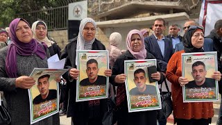 طولكرم: الاعتصام الاسبوعي لاهالي الاسرى امام مقر الصليب الاحمر