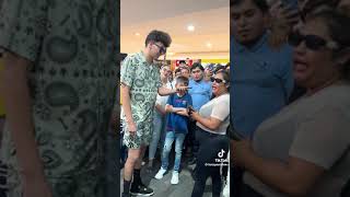 Millonario Regala Dinero El Que Se Enoja Pierde Con Su Esposa Embarazada