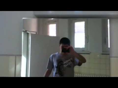 Hauptschüler vor Spiegel