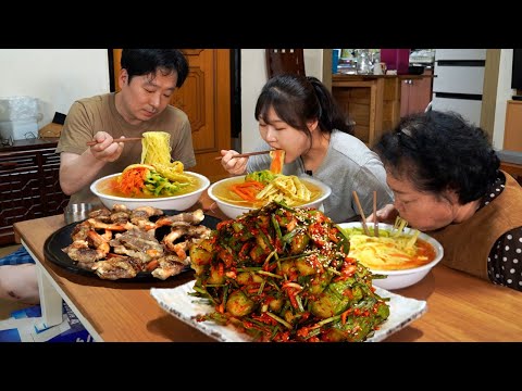 시댁에서 먹는 오이소박이와 냉잔치국수 먹방🍜 사이드는 <strong>새우</strong> 차돌박이 <strong>구이</strong> 시어머님표 오이소박이 레시피✨Cucumber Kimchi MUKBANG