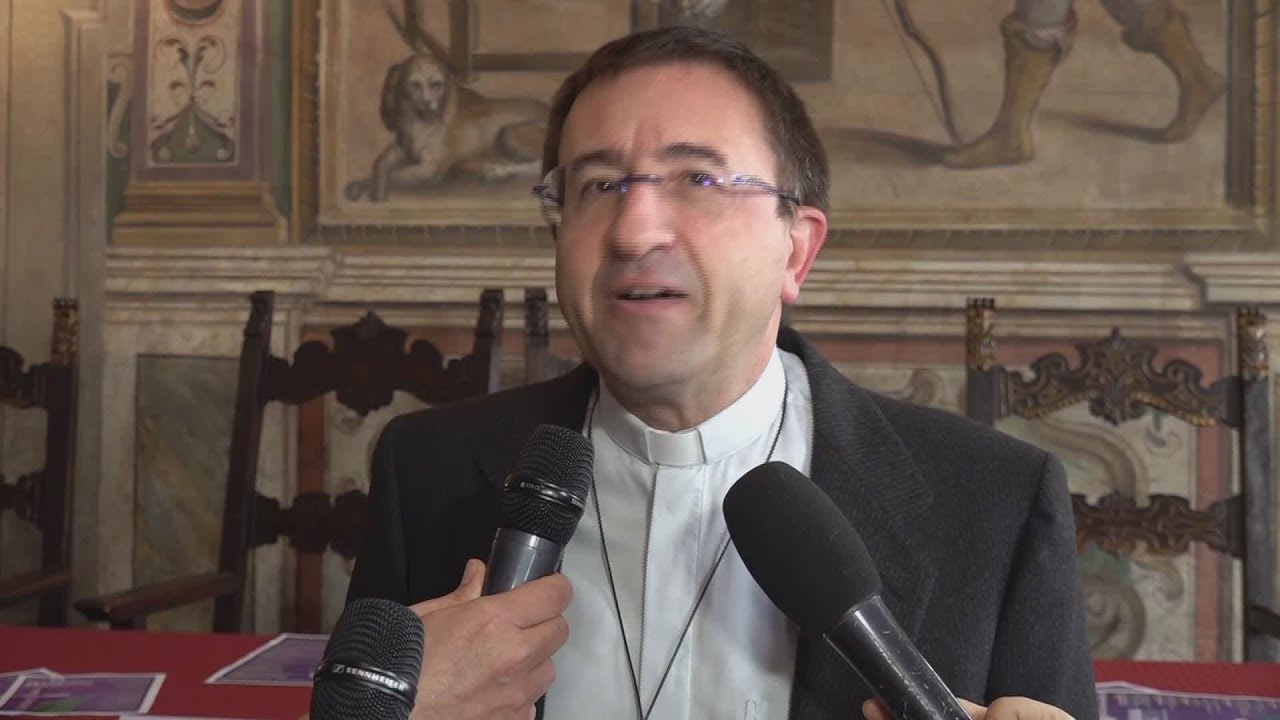 Dice la messa ma non può, vescovo prende le distan