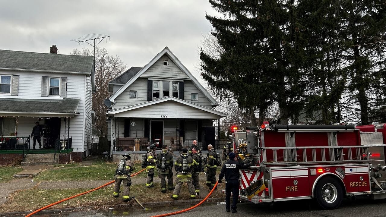 Three people and dog make it out of Toledo house fire - YouTube