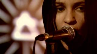 Nicole Sabouné   Saving up (Live @ Nyhetsmorgon)