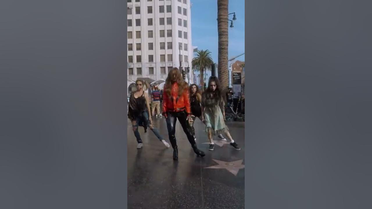Thriller' de Michael Jackson reúne multidão em flashmob na cidade de Nova  York