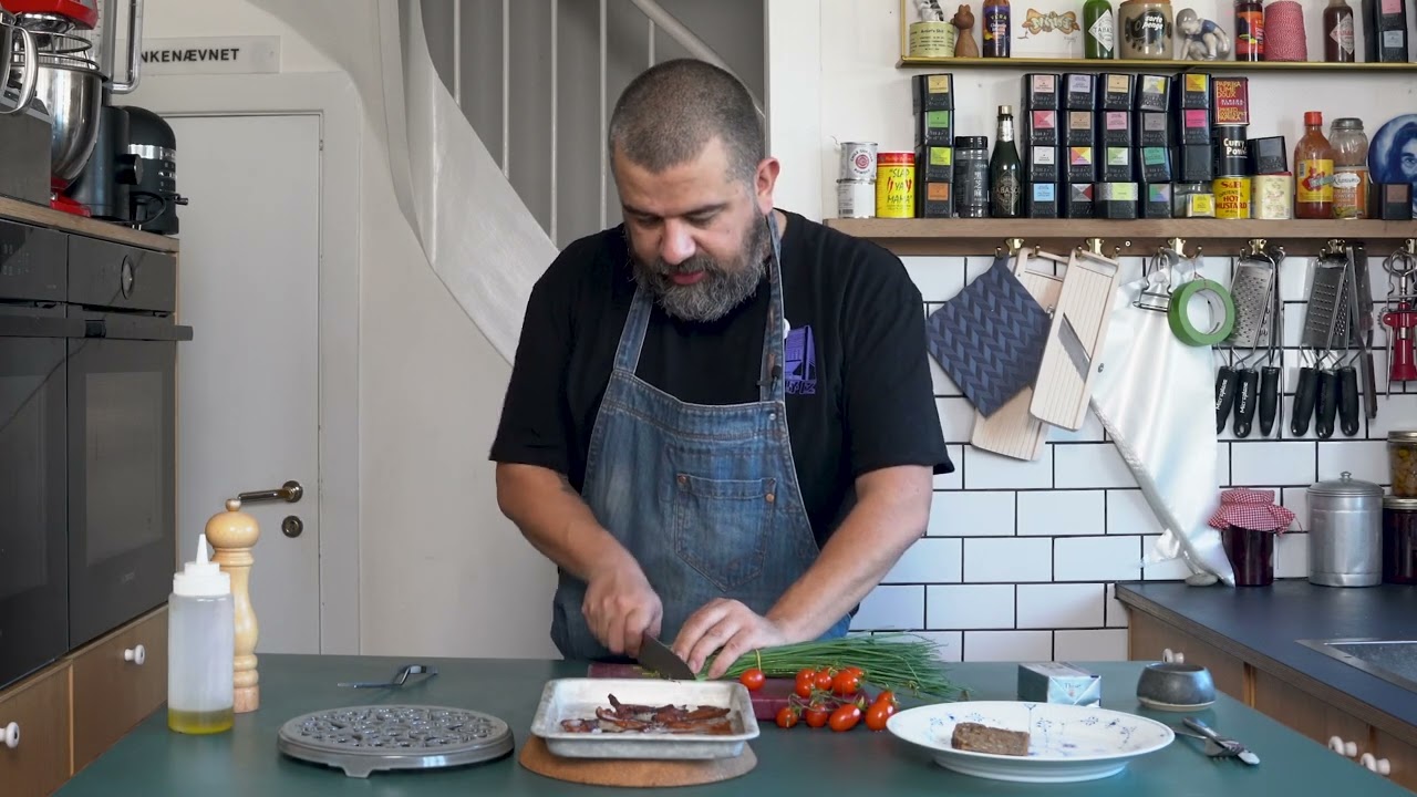 Klassisk dansk æggekage med bacon og tomat.