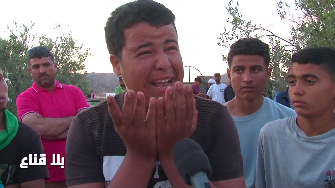 bila kinaa| شاب مقعد يشتغل من أجل أن ينجح أخاه ويداويه ..كلام في الصميم