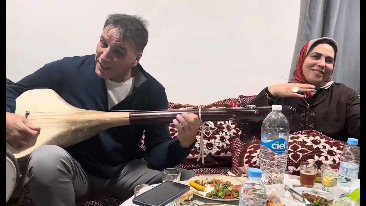 عبدالرحمان يعذب آلة الوتار في رائعة 