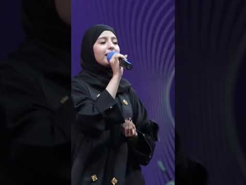 جمهور ماريا قحطان يشغلون شاشة هواتفهم ويغنون معها متيم بالهوى