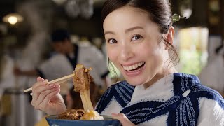 上戸彩、夏らしい浴衣姿でうどんを頬張る！　丸亀製麺「明日から 鬼おろし肉ぶっかけ」予告篇＆「のどごしつるん 鬼おろし肉ぶっかけ」篇