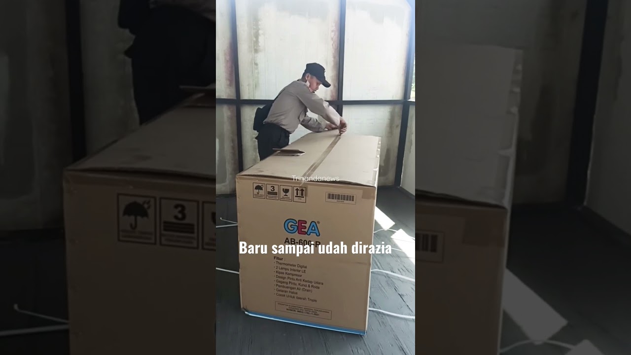 Unboxing freezer ikan