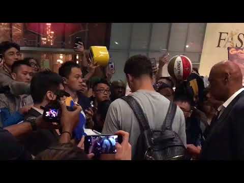 Klay Thompson Gets Toaster From Fan in China!