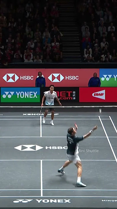 Controversial rally between Anthony Ginting and Viktor Axelsen #shorts #badminton #anthonyginting