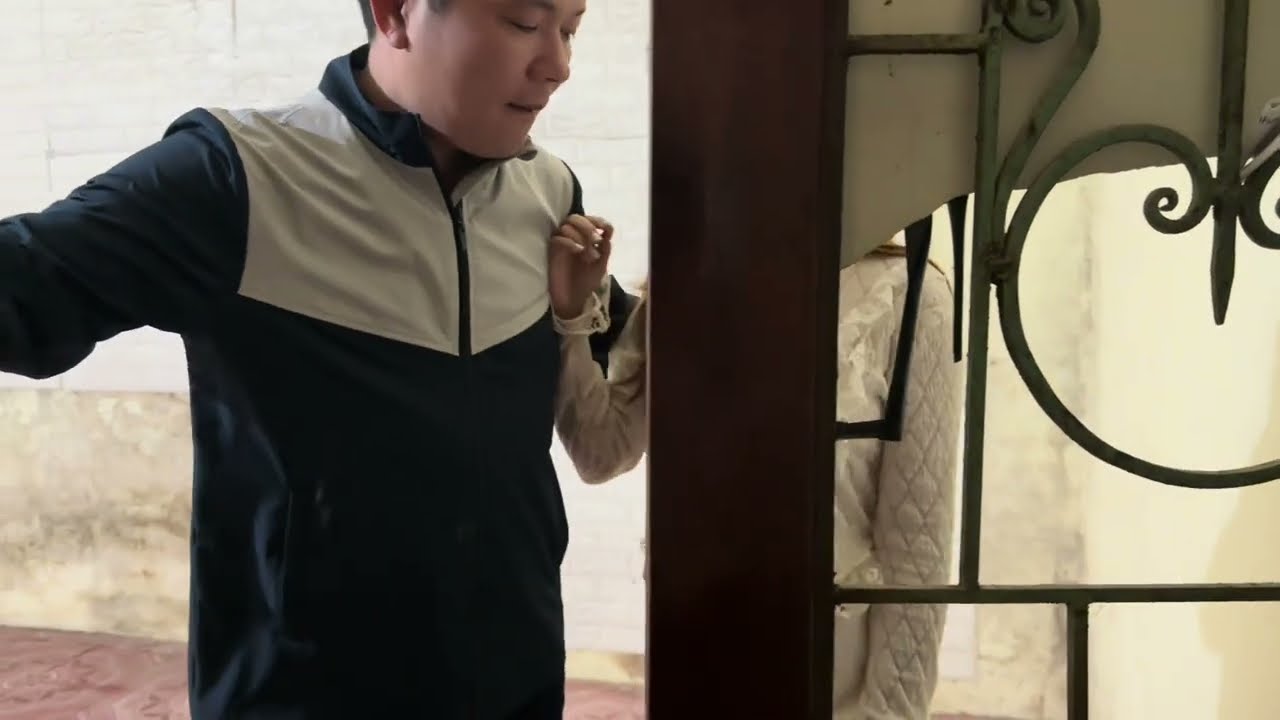 Outline Video Chồng đi xuất khẩu lao động, anh hàng xóm sang gạ đẩy xe bò với em gái