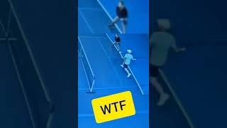 UNBELIEVABLE BEHIND THE HEAD #pickleball #trickshot