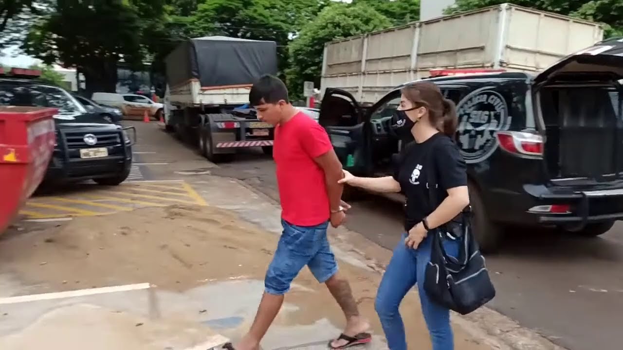 Domestic violence suspect handcuffed and arrested by female police ...