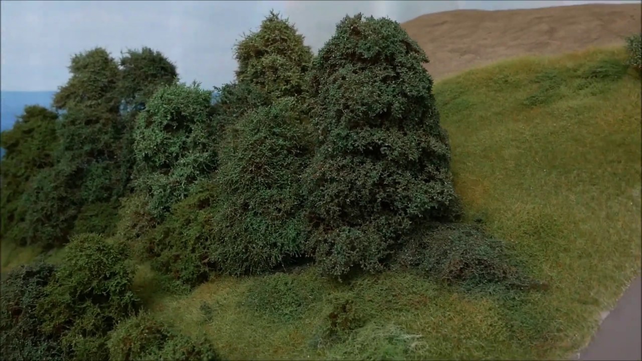 Der Gesamteindruck mit Büschen und Bäumen