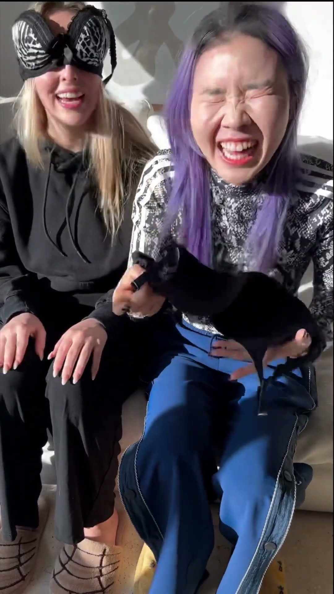 Cuando cambias bra con tu amiga