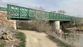 Tren sobre el Puente de Hierro en el río Jarama en Aranjuez