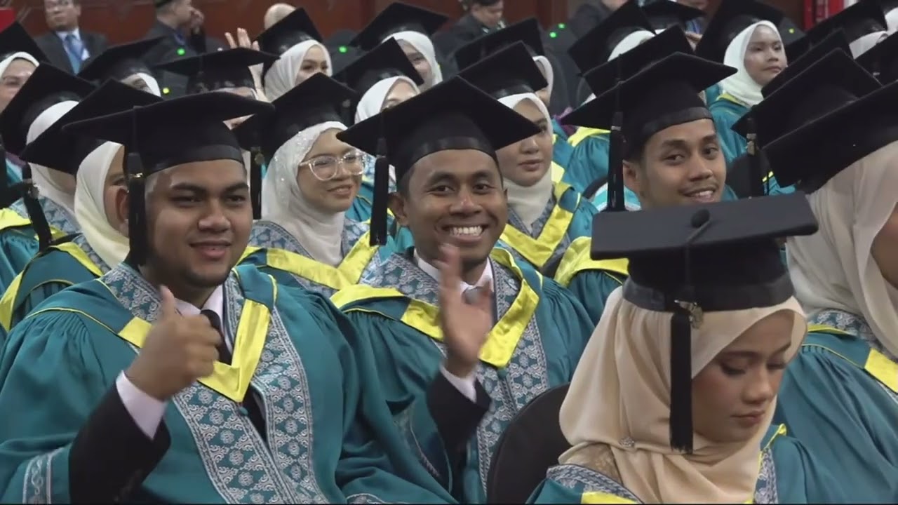 معالي أ.د. قطب سانو يمنح شهادات التخرج للدفعة 41 من الجامعة الإسلامية العالمية في مدينة كوالالمبور