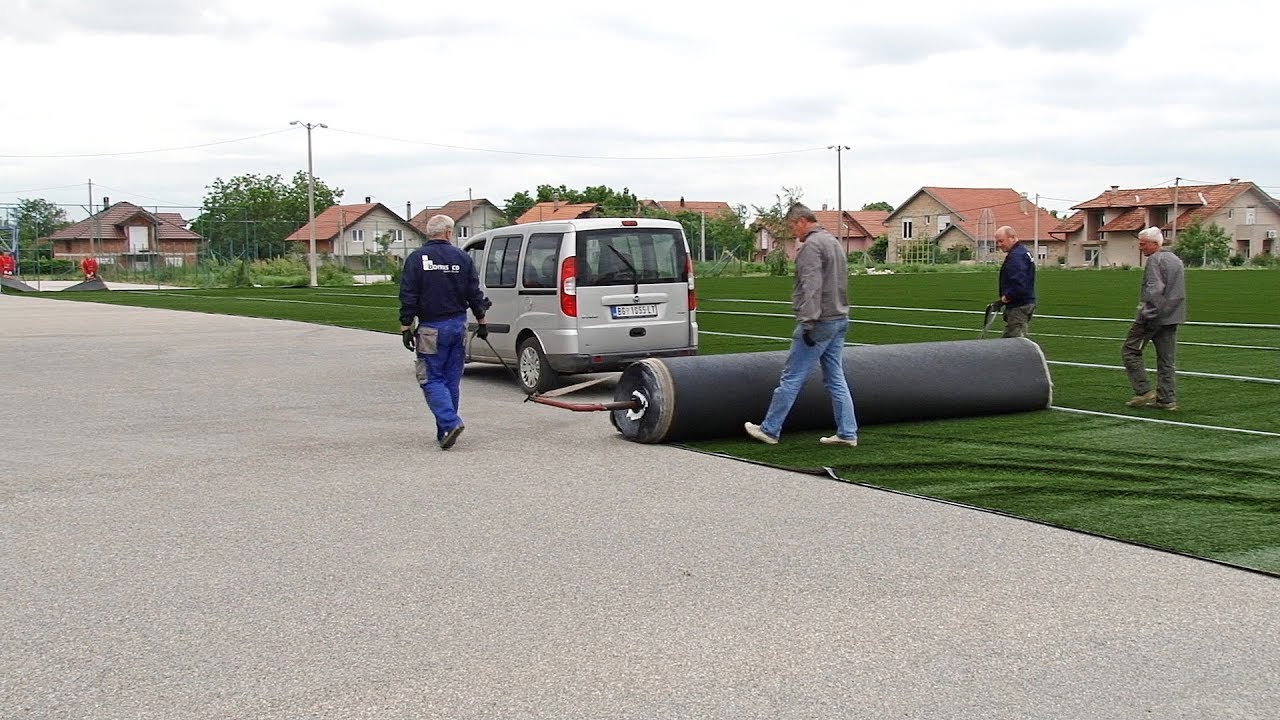 Surčin: Postavljanje terena sa veštačkom travom u Dobanovcima