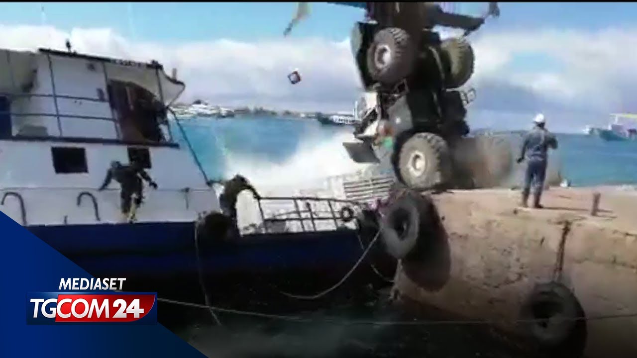 Galapagos, la gru si ribalta  e affonda una nave