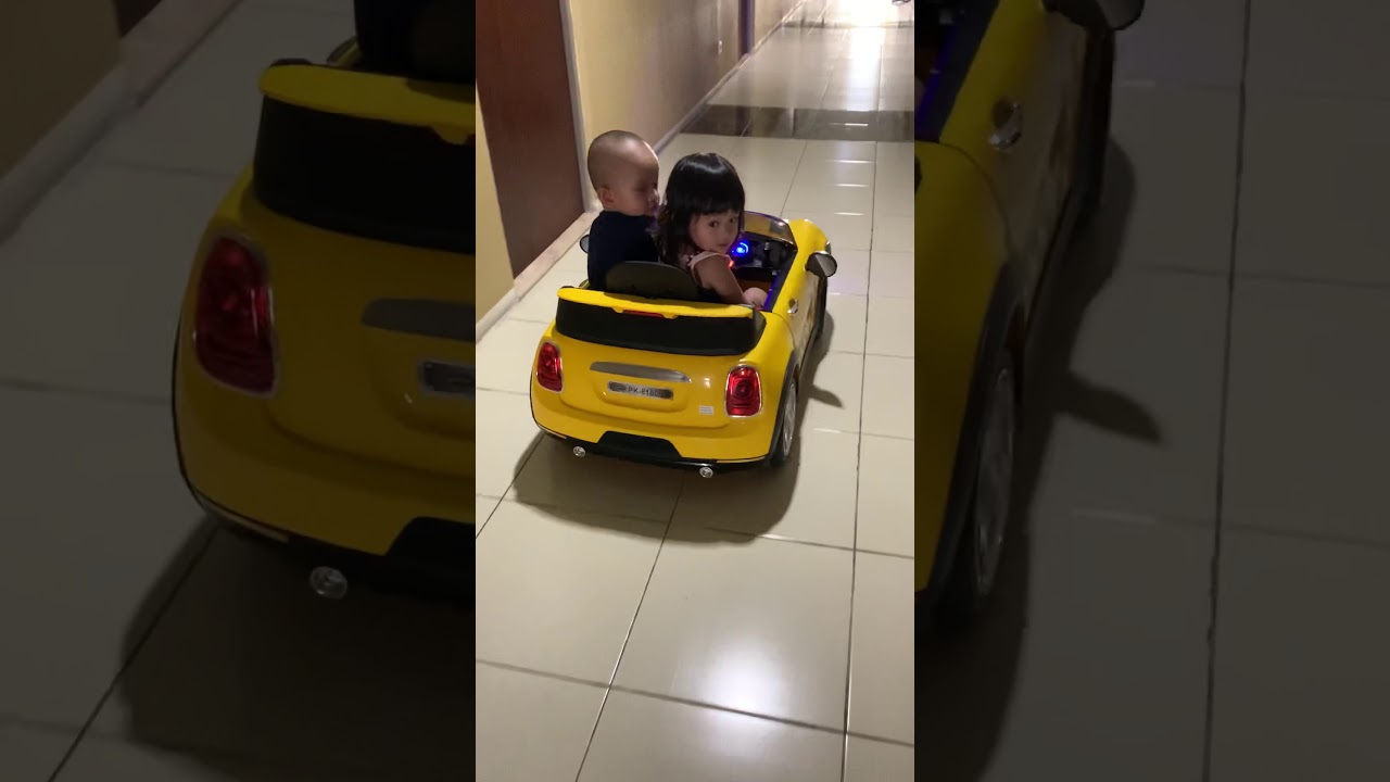 Mudik aman  si kembar Abhram Abhryna naik  mobil mobilan 