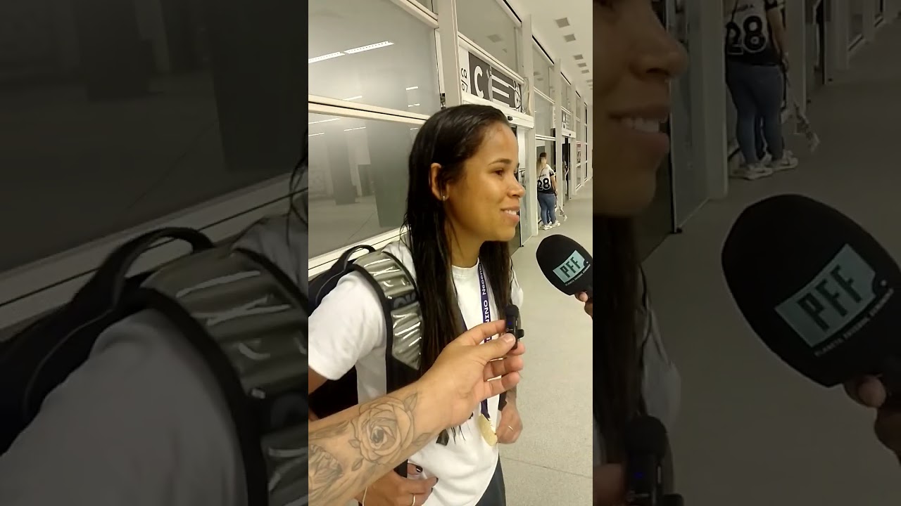 Vic Albuquerque do Corinthians, na zona mista, logo após o título do brasileirão feminino #futebol
