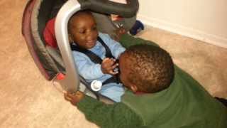 Deux Bebes Joyeux Manifestant L Amour Qui Regne Au Sein De Leur Famille Youtube