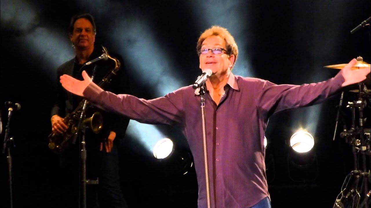 Группа huey lewis and the news. Хью льюис и группа the news. Хью льюис power of love. News power of love. Huey lewis & the news - the power of love.