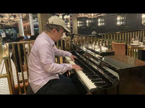 咖啡厅即兴一曲《傻女》弹尽世间沧桑 街拍@Cambridge李劲锋 街头钢琴即兴
