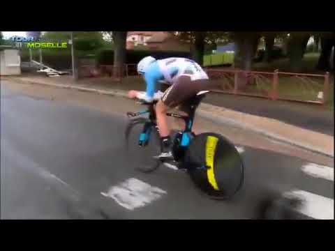 French cyclist Maxime Roger drops to 60 km/h due to a break in his handlebars