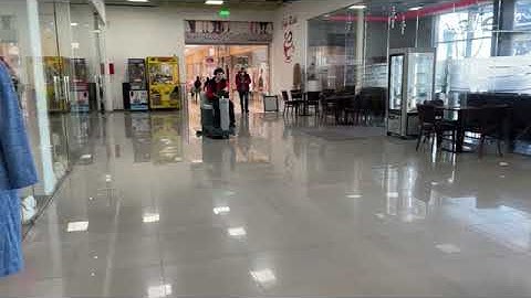 Nilfisk SC2000 podlahový mycí stroj uklízí v OC Váh