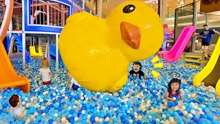 Mandi Bola Di Sosor Bebek Raksasa Giants Ball Pit Playground