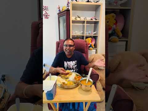 England Sunday vegetable meals. Vazhkaipoopooriyal,potatofry,sambar,omelette,appalam #englandlunch
