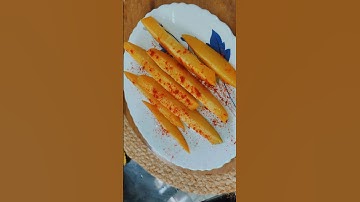 Mango with salt and chilli 🥭🤤#mango #rawmango #mangopickle #trendingshorts #shortvideo #visualreel