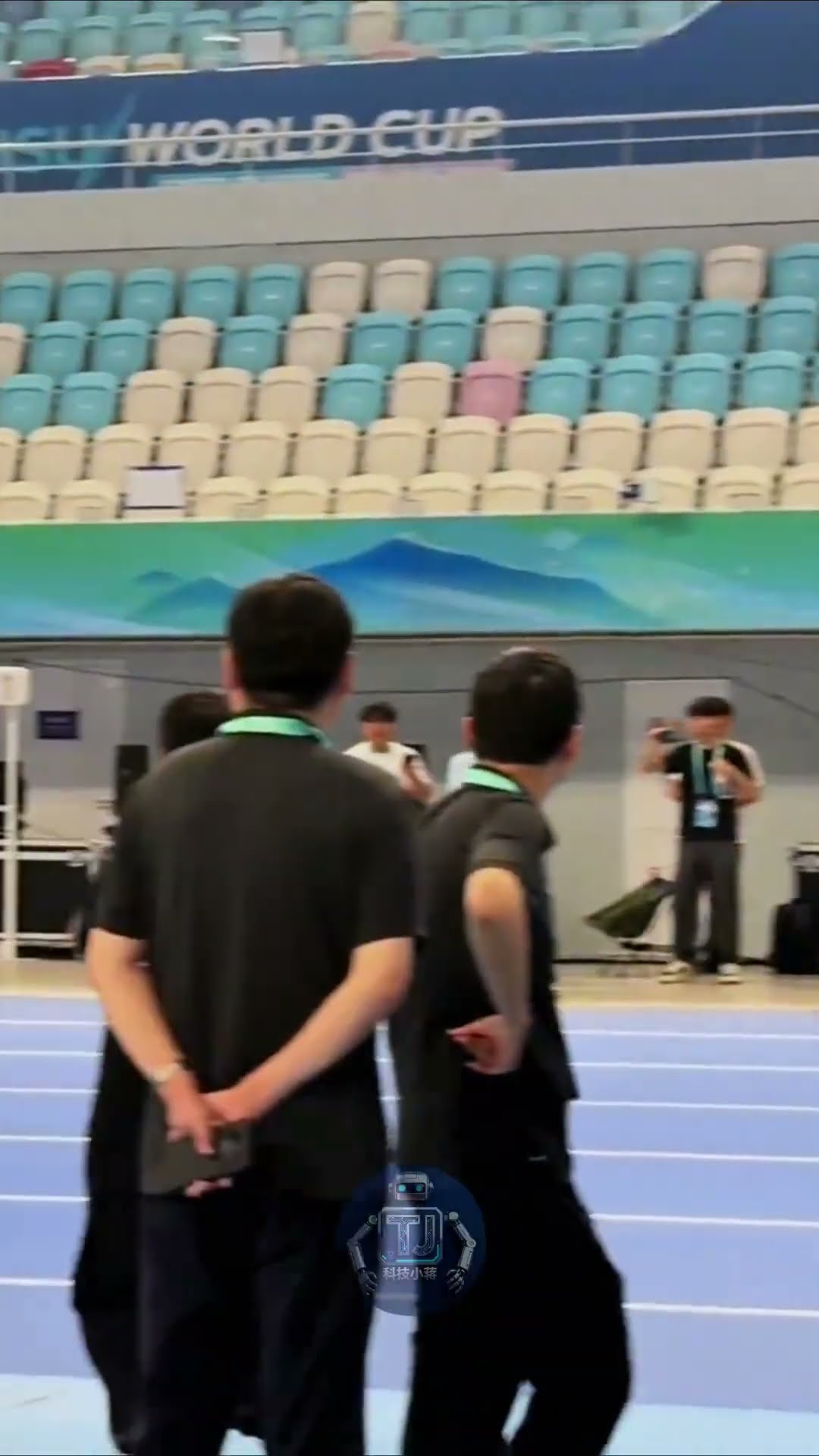 Blazing‑Fast Chinese Humanoid Robot Sprint at World Robot Games 🤖💨 #chinavlog#robot