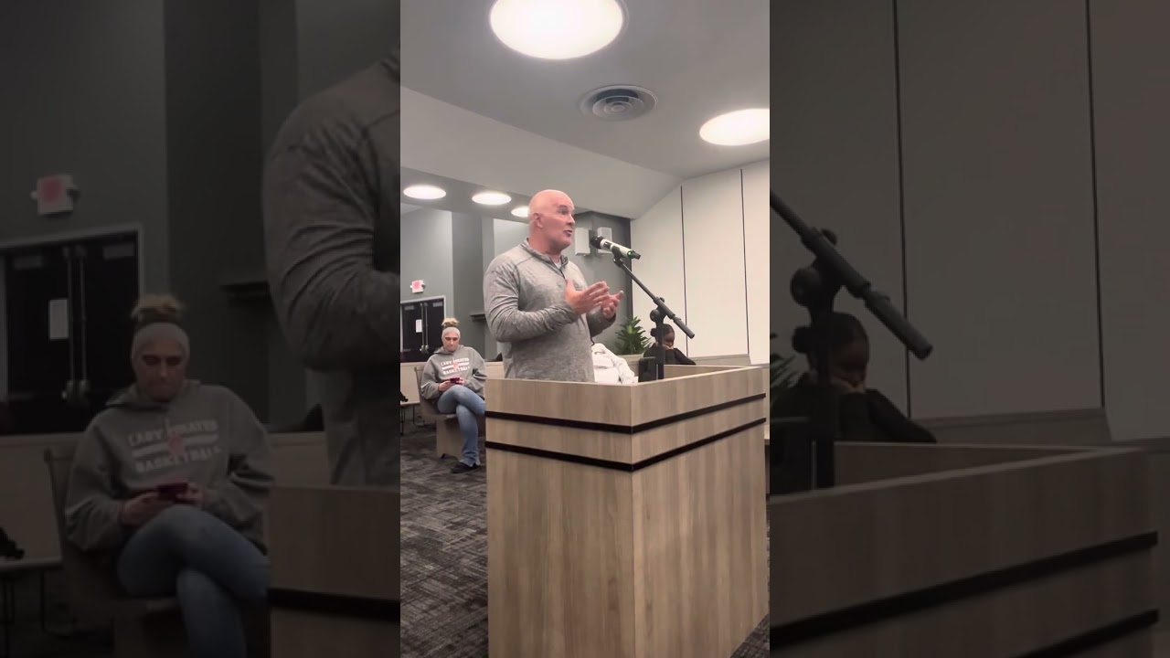 Дэвид Бек в городском совете Кантона, штат Огайо, 27 октября 2025 г.