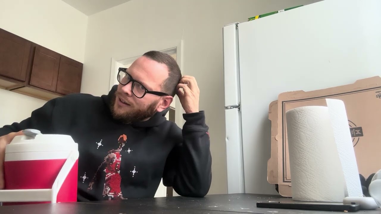 Размышления о чувстве тревоги, возникающем при вождении автомобиля, видеоиграх и общении с людьми.