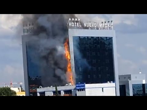 Se desata un espectacular incendio en el Hotel Nuevo Madrid junto a la M-30