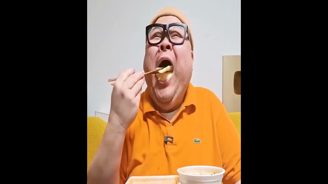 Love 💞 and food chiken #mukbang #mukbanginternational #food #foodsharing #coreanstreetfood #eating 