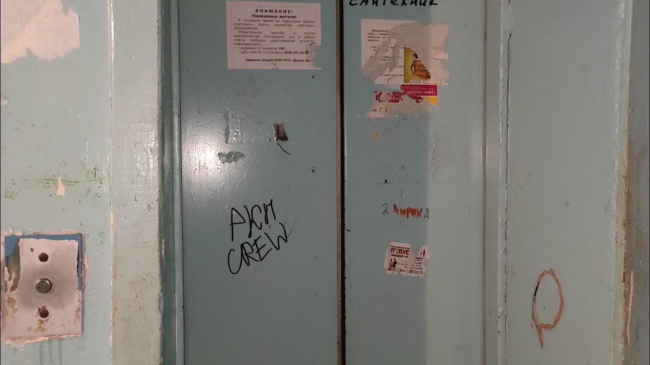 В третьем подъезде с краю