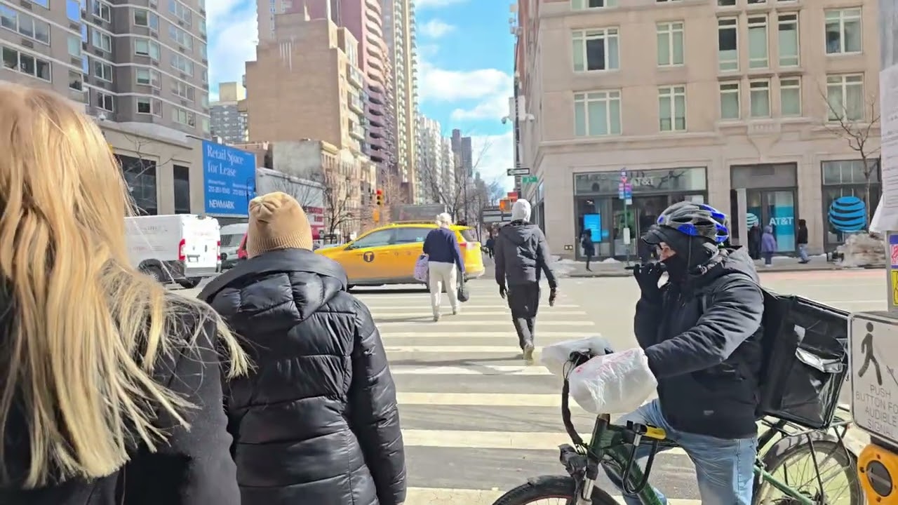 COLD but BUSINESS as usual #newyorkers #newyorkcity 🥶 ❄️NYC USA 🇺🇸