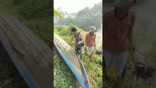 proses penambalan perahu kayu yg bocor