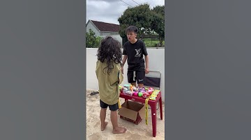 Cậu Bé Ăn Xin Lấy Hộp Giấy Đi Mua Đồ Ăn | Tippi TV #tippitv #tippivips