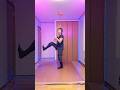 フラミンゴのような足捌きで踊る男がヤバすぎる… The guy dancing with flamingo-like footwork is absolutely insane🦩