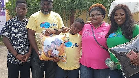 Funsho Adeolu &his pretty wife &kids steps out to collect the beautiful gift from Actress Adediwure