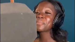 Moni’i est au studio de David Tayorault pour enregistrer son titre Désiré Choua | Yvidero à la prod